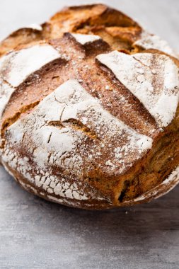 Koyu gri mutfak masasında taze pişmiş ekmek..