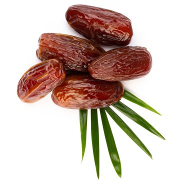 Kuru tarihler beyaz arkaplanda izole edilmiş. Üst Manzara. Düz uzanma deseni.