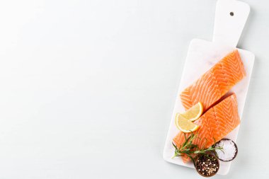 Ispanaklı ve mercimekli taze somon bifteği..