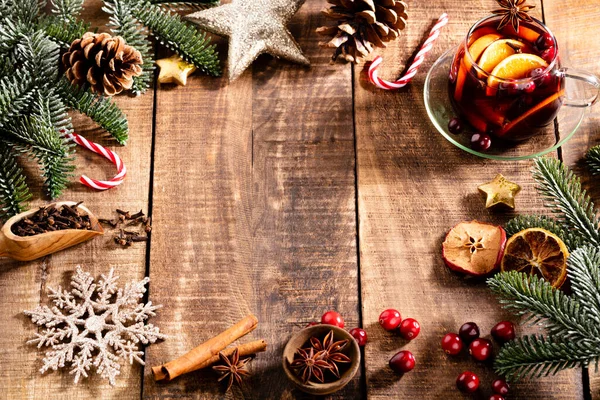 Vino Caliente Navidad Con Especias Una Mesa Rústica Madera —  Fotos de Stock