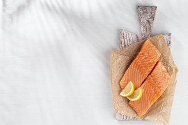 Ispanaklı ve mercimekli taze somon bifteği..