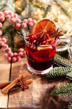 Noel şarabı ve baharatlar ahşap bir kırsal masada..