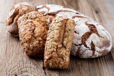 Ekmek arkaplan, üst görünüm, siyah ve çavdar somunları.