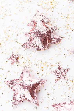 Noel kompozisyonu. Beyaz arka plandaki dekorasyonlar. Noel, kış, yeni yıl konsepti. Düz konum, üst görünüm, kopyalama alanı