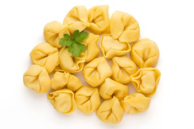 Çiğ makarna, otlu tortellini..