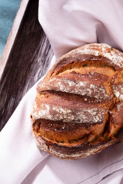 Taze pişmiş ev yapımı ekmek..