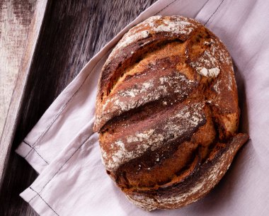 Taze pişmiş ev yapımı ekmek..