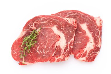 Beyaz arka planda taze çiğ biftek izole edilmiş..