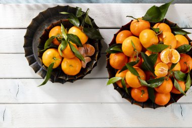 Tahta kutuda yaprakları olan taze mandalina portakalları..