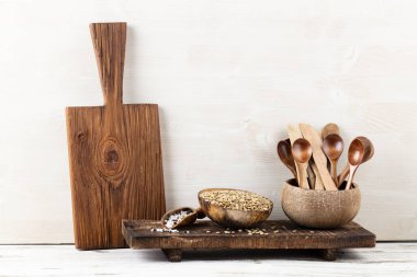 Bakır ekipman ve kesim tahtasıyla gri mutfak duvarının iç tasarımı