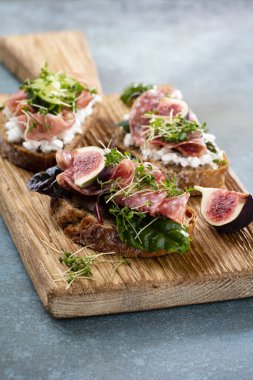 Krem peynirli, sebzeli ve salamlı mini sandviçler.. 