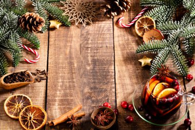 Noel şarabı ve baharatlar ahşap bir kırsal masada..