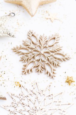 Noel kompozisyonu. Beyaz arka plandaki dekorasyonlar. Noel, kış, yeni yıl konsepti. Düz konum, üst görünüm, kopyalama alanı