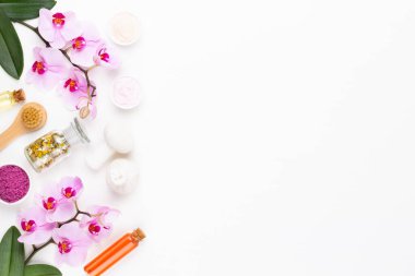 Spa aromaterapi kozmetik ürünler konsepti, orkide, bir metin için bir arkaplan, düz uzanma, yukarıdan görünüm.