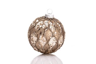 Beyaz arka planda izole edilmiş Noel Süslemeleri topları.