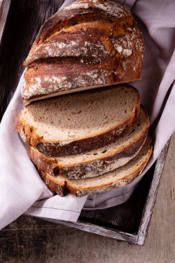 Taze pişmiş ev yapımı ekmek..