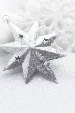 Gümüş arka planda kar taneleri. Noel tebrik kartı..