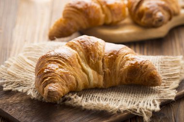 Taze tereyağlı kruvasan. Stüdyo fotoğrafı.
