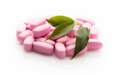 Beyaz arka planda doğal vitamin takviyeleri.
