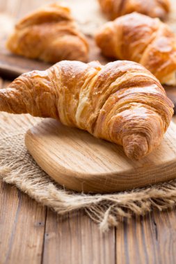 Taze tereyağlı kruvasan. Stüdyo fotoğrafı.