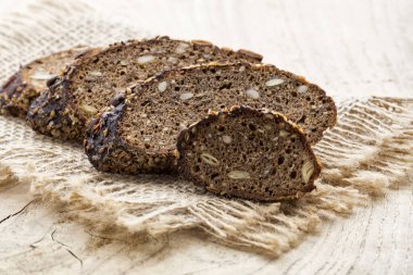 Ahşap arka planda çavdar ekmeği dilimi.