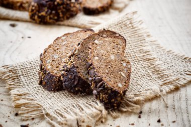 Ahşap arka planda çavdar ekmeği dilimi.