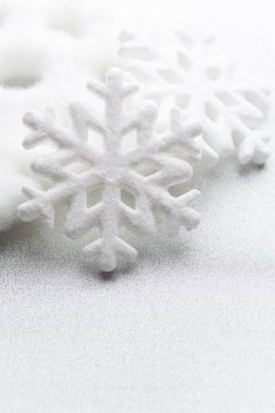 Gümüş arka planda kar taneleri. Noel tebrik kartı..