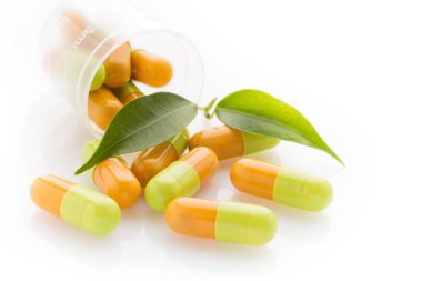 Beyaz arka planda doğal vitamin takviyeleri.