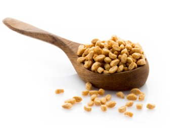 Beyaz arkaplanda izole mısır gevrekleri.