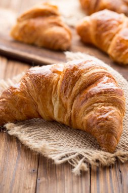 Taze tereyağlı kruvasan. Stüdyo fotoğrafı.