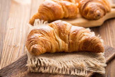 Taze tereyağlı kruvasan. Stüdyo fotoğrafı.