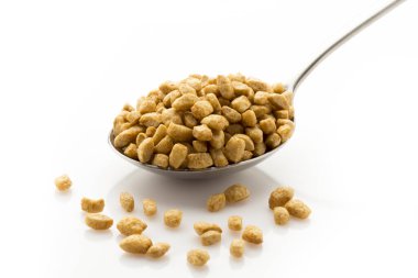 Beyaz arkaplanda izole mısır gevrekleri.