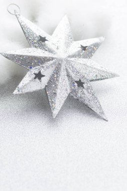 Gümüş arka planda kar taneleri. Noel tebrik kartı..