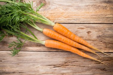 Ahşap arka planda daha çok havuç. Stüdyo fotoğrafçılık.