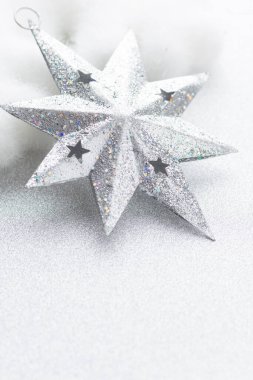 Gümüş arka planda kar taneleri. Noel tebrik kartı..