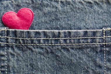 Mavi kot pantolon desenli cep ve kırmızı kalp.