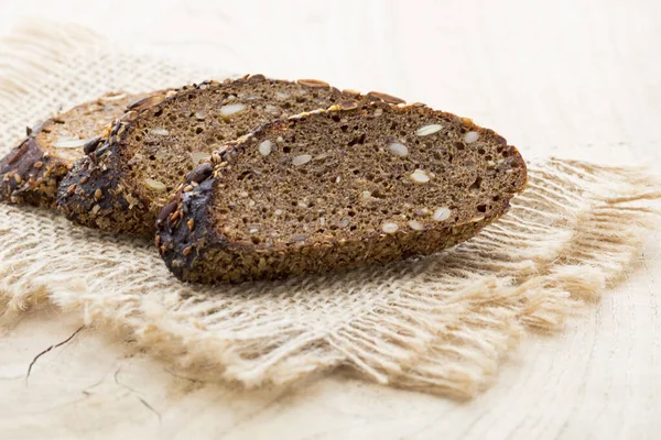 Roggenbrotscheibe Auf Einem Hölzernen Hintergrund — Stockfoto