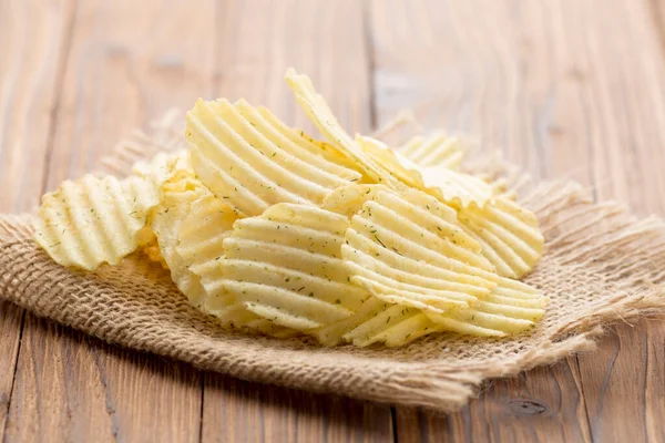 Öko Kartoffelchips Auf Einem Hölzernen Hintergrund — Stockfoto