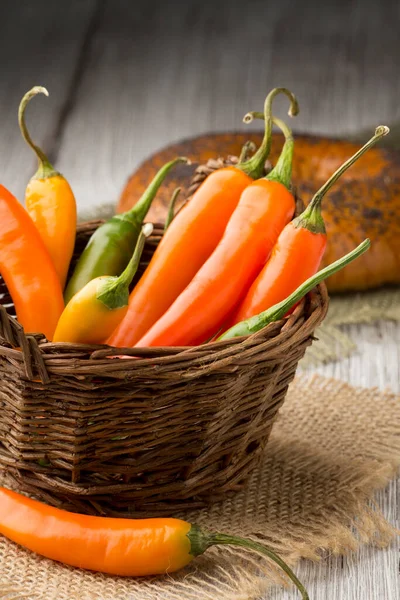 Chilischote Auf Einem Hölzernen Hintergrund — Stockfoto