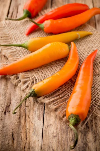 Chilischote Auf Einem Hölzernen Hintergrund — Stockfoto