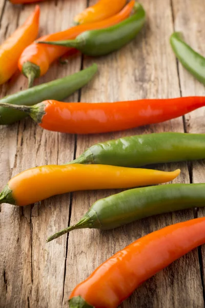 Chilischote Auf Einem Hölzernen Hintergrund — Stockfoto