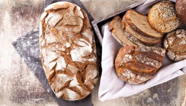 Taze pişmiş ev yapımı ekmek..