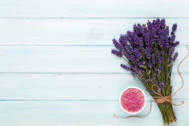 Temel yağ ve lavanta, papatya çayı deniz tuzu, spa, çiçekli üst görünüm..