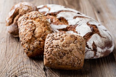 Ekmek arkaplan, üst görünüm, siyah ve çavdar somunları.