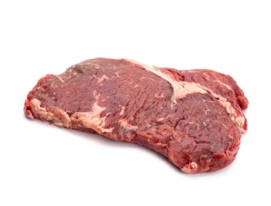 Biyolojik taze biftek beyaz arka planda izole edilmiş.. 