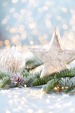 Yıldızlı Noel ladini Ve bulanık parlak ışıklar.