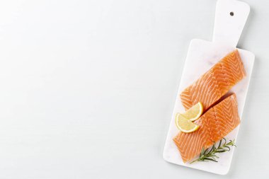 Ispanaklı ve mercimekli taze somon bifteği..