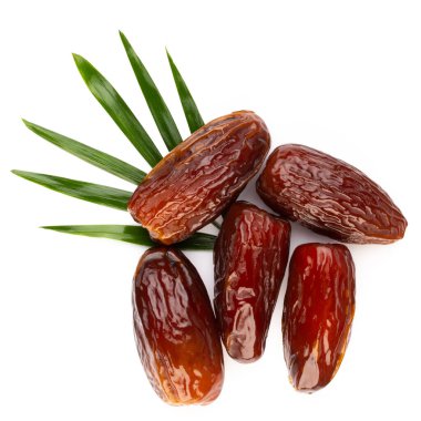 Kuru tarihler beyaz arkaplanda izole edilmiş. Üst Manzara. Düz uzanma deseni.