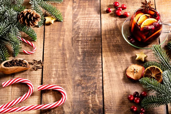 Vino Caliente Navidad Con Especias Una Mesa Rústica Madera —  Fotos de Stock