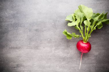 Gri arka planda turplar. Durgun hayat.